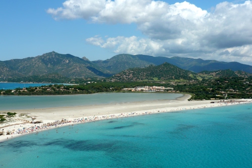 Immagine con mare, spiaggia, montagne, nuvole, panorama, azzurro, sabbia, monti