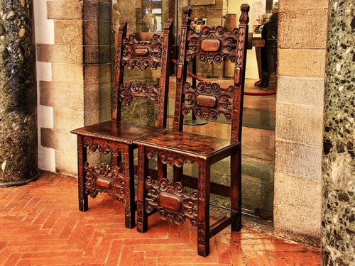 Immagine con sedie, legno, due, porta, vetrata, colonne, muro, riflesso