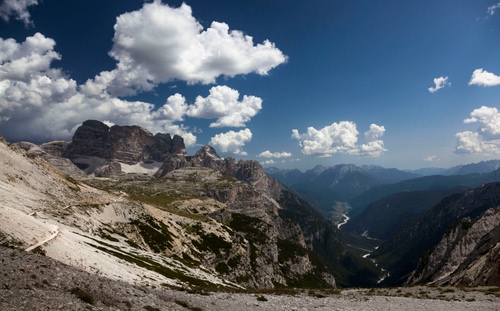 Immagine con nuvole, cielo, montagne, bianco, fiume, montagna, vallata, rocce, panorama, paesaggio, verde, azzurro, valle