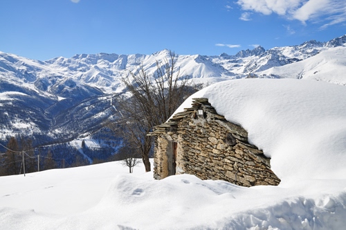 Immagine con neve, cielo, montagna, inverno, montagne, nuvole, alberi, baita, casa, pietre, cime, rifugio, albero, bianco, bianca, capanna