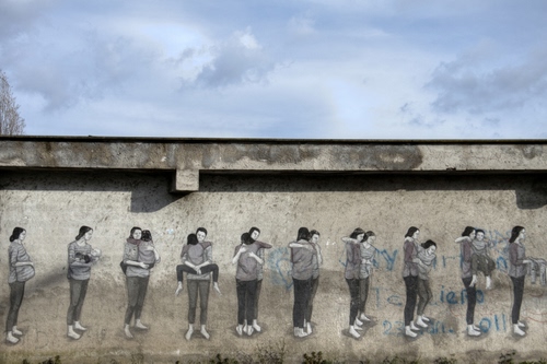 Immagine con muro, cielo, murales, nuvole, donna, persone, bambino, coppie, uomo, disegni, disegno, grigio, vita, abbracci, figure, sequenza