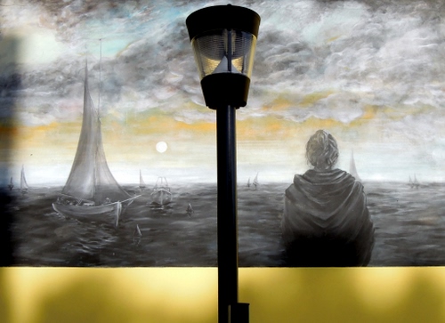 Immagine con lampione, barche, mare, sole, nuvole, giallo, vele, murales, nero, dipinto, donna, cielo, uomo, grigio, acqua, persona, quadro