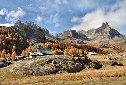 Immagine con montagna, nuvole, alberi, montagne, bosco, rocce, case, baita, baite, paesaggio, roccia, cielo, autunno