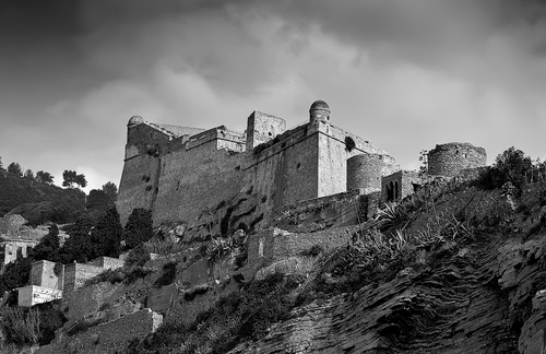 Immagine con castello, bianconero, cielo, nuvole, rocce, alberi, roccia, fortezza, mura, torre, rocca, montagne, maniero