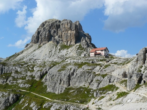 Immagine con montagna, rifugio, nuvole, roccia, sentiero, montagne, cielo, casa, erba, verde, cima