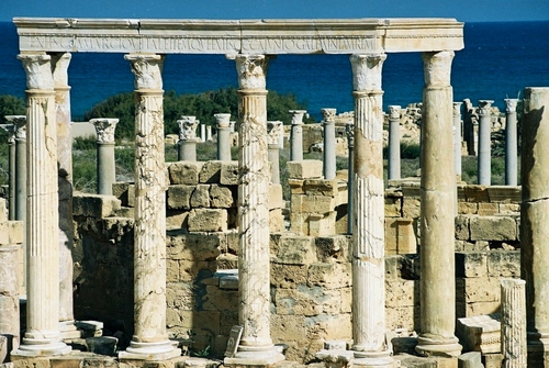 Immagine con colonne, mare, ruderi, rovine, archeologia, tempio, azzurro, cielo, antichità