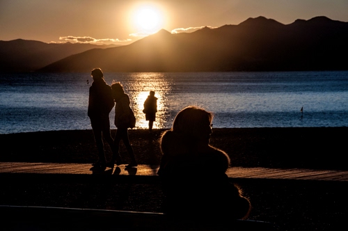 Immagine con controluce, tramonto, persone, sole, acqua, montagne, silhouette, lago, mare