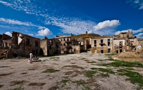 Immagine con cielo, case, nuvole, piazza, ruderi, erba, persona, borgo, bambino, paese, verde, finestre, abbandono