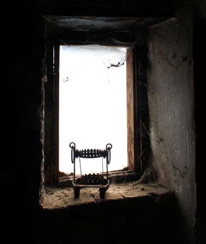 Immagine con finestra, ragnatele, controluce, muro, luce, anelli, ragnatela, abbandono, attrezzo, legno, sporco