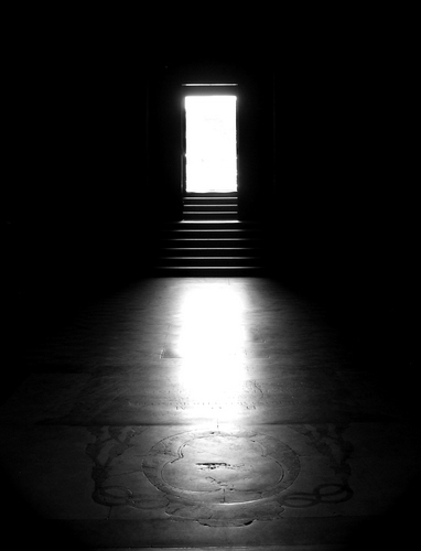 Immagine con porta, luce, gradini, controluce, scala, bianconero, nero, scale, scalini, pavimento