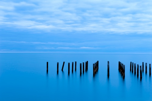 Immagine con pali, azzurro, mare, nuvole, cielo, lago
