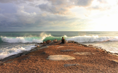 Immagine con mare, onde, nuvole, acqua, spiaggia, orizzonte, cielo, scogli, persona