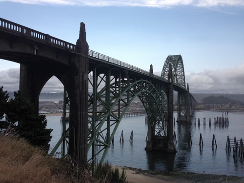 Immagine con ponte, acqua, fiume, cielo, ferro, archi, nuvole, pali, arcate, piloni, alberi