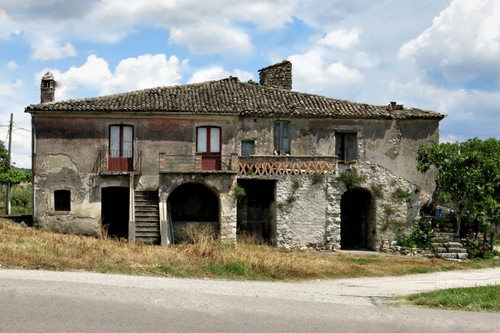 Immagine con casa, cielo, finestre, scale, nuvole, casale, cascina, rudere, campagna, scala