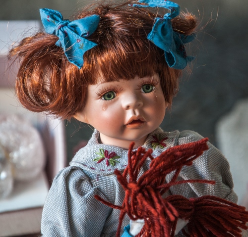 Immagine con occhi, bambola, capelli, fiocchi, azzurro, nastri, verdi, bocca, naso, vestito, giocattolo