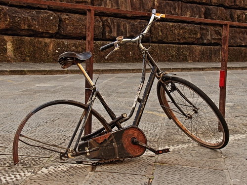 Immagine con bicicletta, ruota, manubrio, strada, ringhiera, ruggine, muro, abbandono, rottame, rudere, abbandonata, sella
