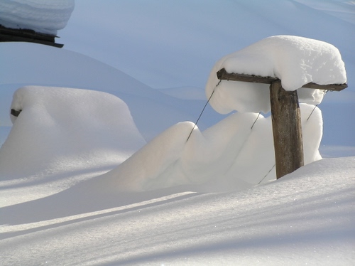 Immagine con fili, neve, inverno, palo, bianco, freddo, montagna, ombre, tetto, legno, traliccio, luce