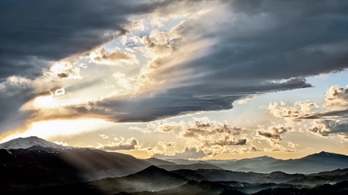 Immagine con nuvole, montagne, cielo, panorama, montagna, paesaggio, controluce, tramonto, alba, sole