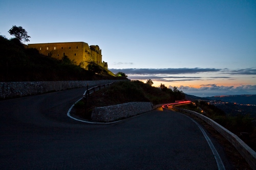 Immagine con strada, luci, cielo, tramonto, curva, nuvole, tornante, curve, notturno