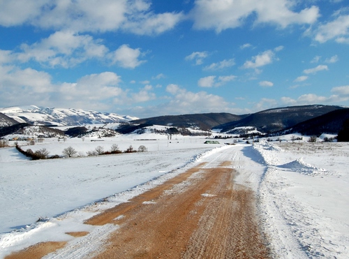 Immagine con neve, strada, inverno, bianco, montagna, nuvole, montagne, cielo