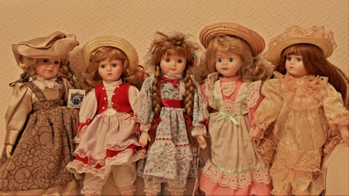 Immagine con bambole, cappelli, cinque, vestiti, rosso, trecce, giocattoli, capelli