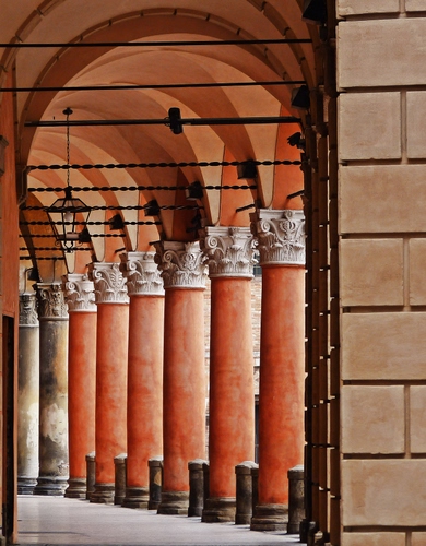Immagine con colonne, portico, archi, capitelli, lampione, rosso, arancione, lampada, mattoni, prospettiva