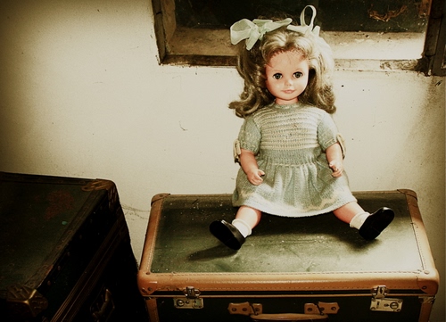 Immagine con bambola, valigia, seduta, fiocco, giocattolo, capelli, nastri, vestito, finestra, fiocchi