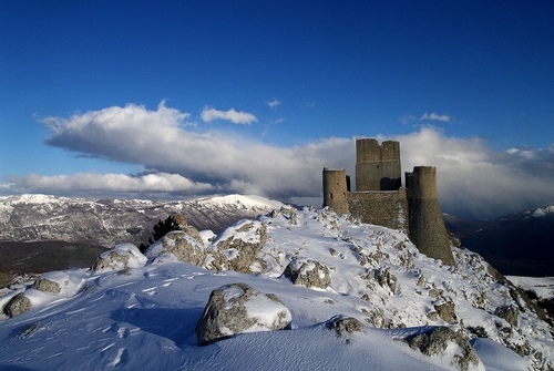 Immagine con neve, nuvole, castello, montagna, rocca, cielo, torri, rocce, calascio, inverno