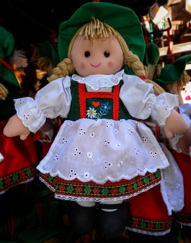 Immagine con bambola, grembiule, cappello, pezza, costume, trecce, bianco, tirolese, verde, vestito, capelli