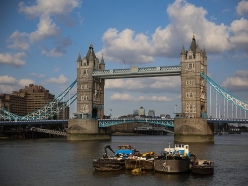 Immagine con ponte, fiume, londra, torri, barche, nuvole, cielo, acqua, tamigi