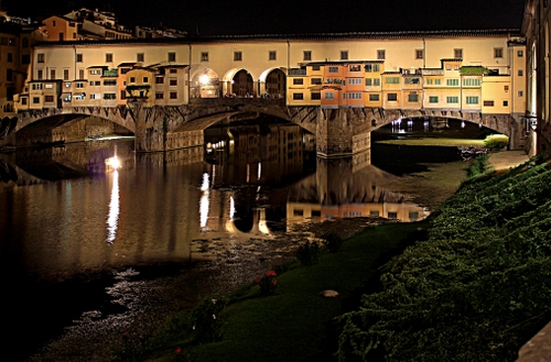 Immagine con ponte, firenze, fiume, notturno, vecchio, arno, riflesso, notte, acqua, riflessi