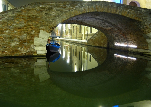 Immagine con ponte, barca, riflesso, canale, arco, acqua, fiume, riflessi