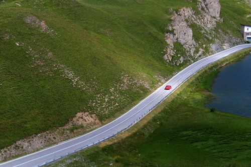 Immagine con strada, verde, rossa, erba, lago, automobile, macchina, rosso, auto, acqua, montagna