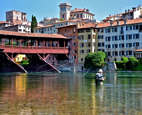 Immagine con fiume, ponte, pescatore, acqua, canna, pescare, bassano, case