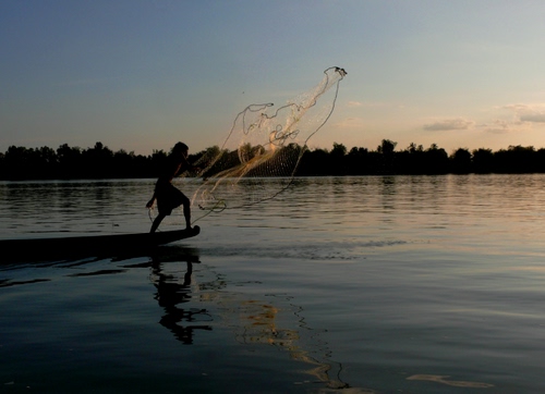 Immagine con rete, acqua, pescatore, barca, mare, alberi, cielo, pesca, pescare, tramonto, fiume, uomo, lago, controluce, riflesso