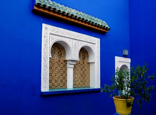 Immagine con blu, finestra, bifora, vaso, tetto, arabeggiante, giallo, arabo, finestre, pianta