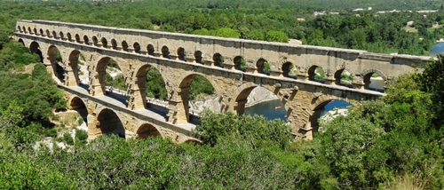 Immagine con archi, ponte, fiume, alberi, acquedotto, verde, romano