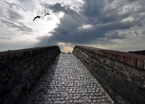 Immagine con nuvole, uccelli, ponte, cielo, pietre, tre, strada, fotomontaggio