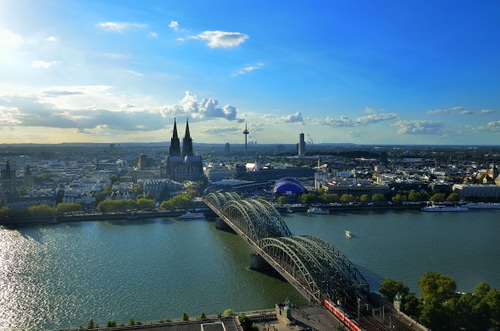 Immagine con ponte, fiume, nuvole, panorama, città, cielo, acqua, archi, campanili, chiesa