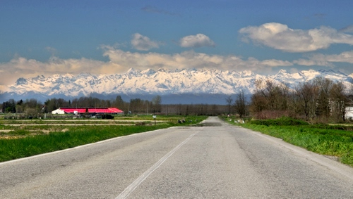 Immagine con strada, neve, nuvole, montagne, alberi, montagna, cielo, panorama