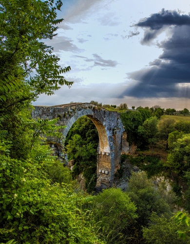 Immagine con ponte, alberi, arco, verde, nuvole, pietra, raggi, piante