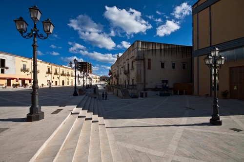 Immagine con lampioni, nuvole, piazza, cielo, scale, gradini, ombra, scalini