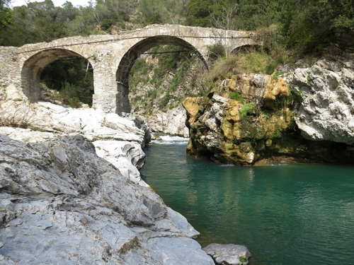 Immagine con fiume, ponte, acqua, archi, rocce, verde, roccia, alberi