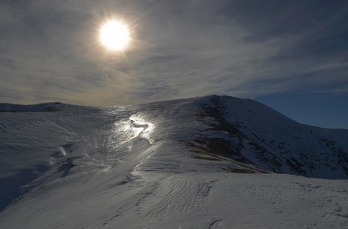 Immagine con neve, montagna, controluce, sole, inverno, nuvole, cielo, bianco