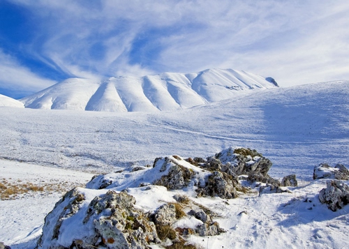 Immagine con neve, cielo, montagna, inverno, nuvole, bianco, rocce, azzurro, roccia, montagne, panorama