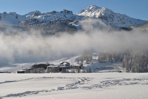 Immagine con neve, montagna, inverno, alberi, nebbia, cielo, bianco, montagne, case, nuvola, nuvole, panorama, paese, impronte, bosco, orme, borgo, roccia