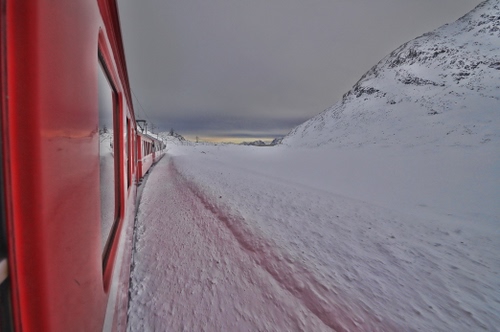 Immagine con neve, rosso, treno, montagna, bianco, inverno, vagoni, finestrini, ferrovia