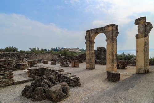 Immagine con ruderi, arco, cielo, colonne, rovine, pietre, nuvole, alberi