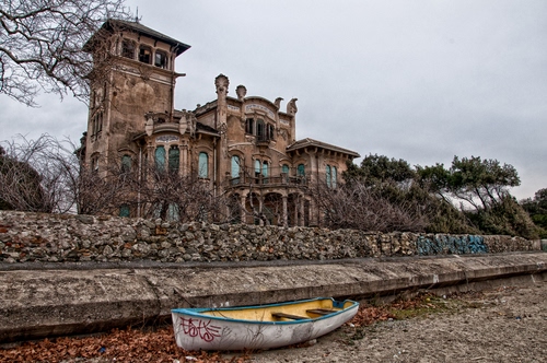 Immagine con barca, villa, alberi, foglie, finestre, muro, canale, palazzo