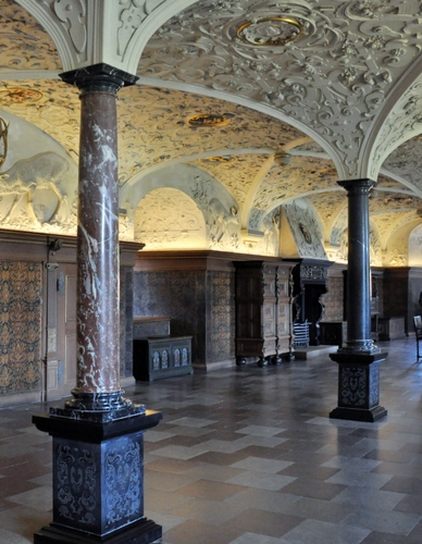 Immagine con colonne, pavimento, archi, marmo, soffitto, interno, volta, cassapanche, luci, galleria, stucchi, armadi, volte